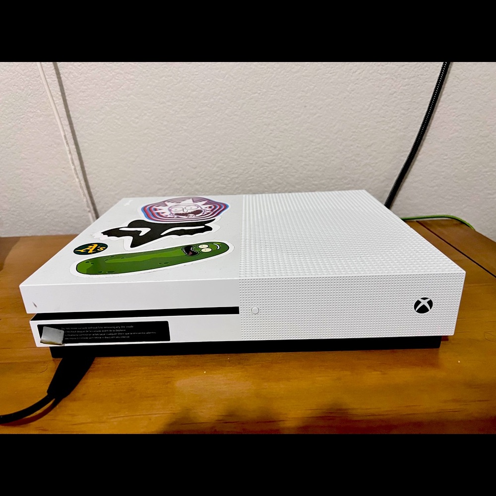 Xbox 1 S for sale, in good condition.